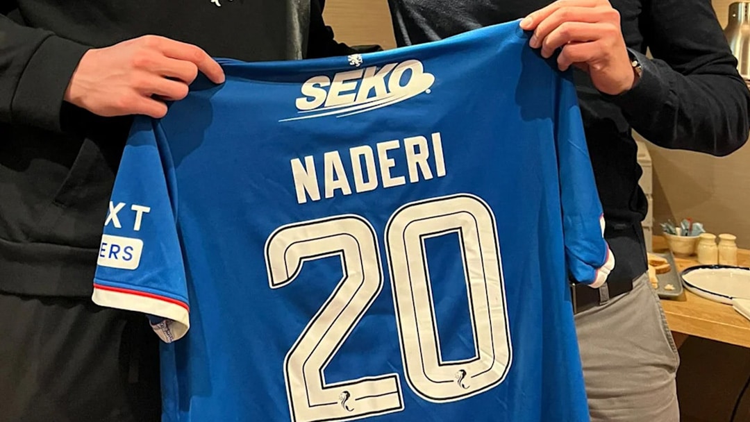 Trikot von Ryan Naderi wird zu Gunsten von Soccer for Kids versteigert